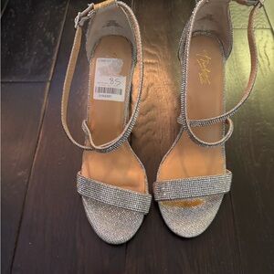 NWT Thalia Sodi Silver Strappy Sandals size 8.5